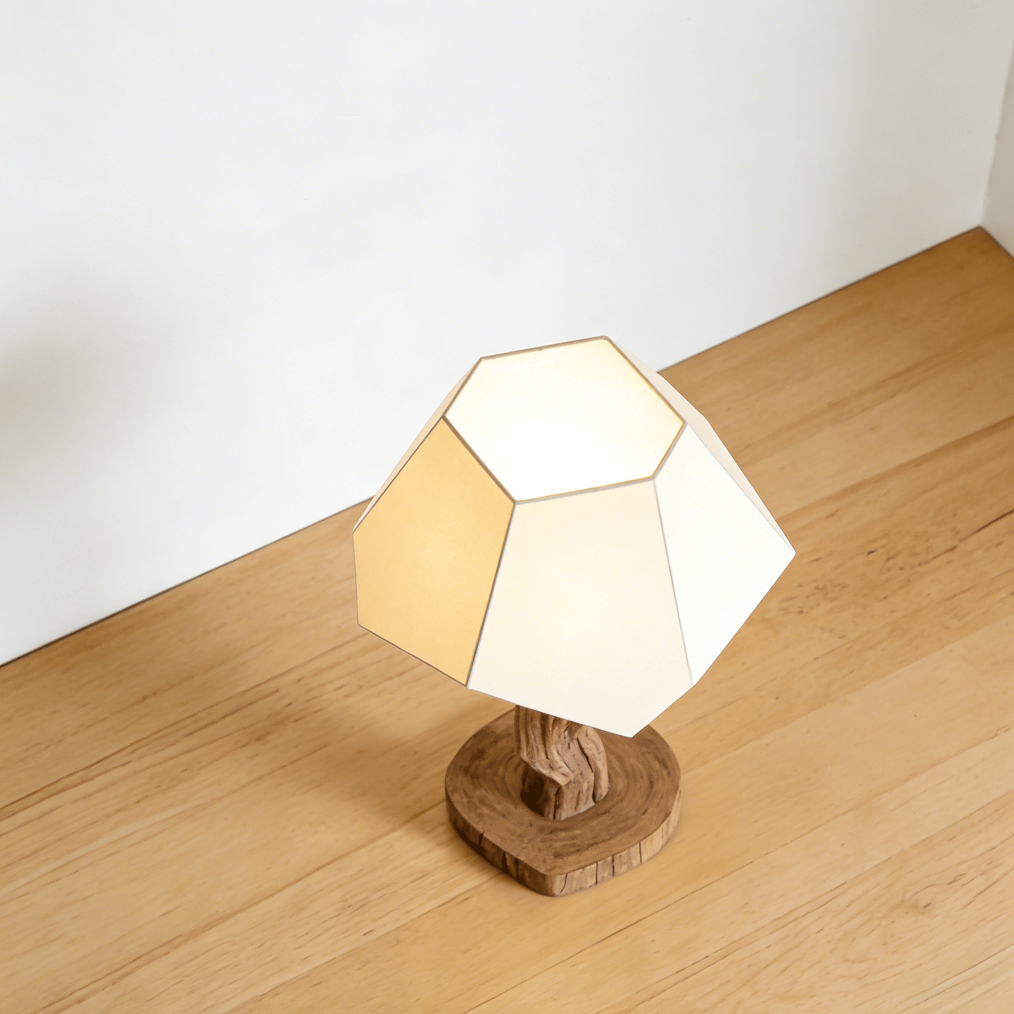 Lámpara de pie con diseño artístico