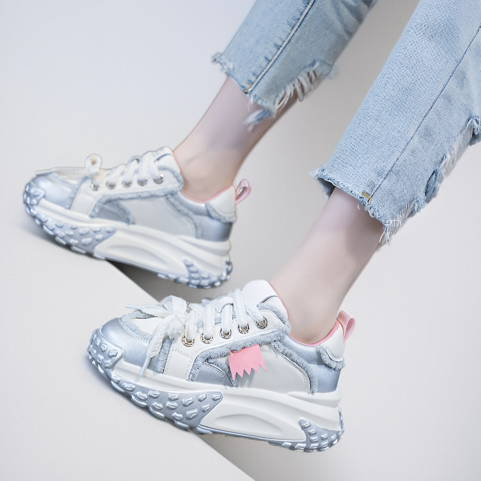 أحذية رياضية جديدة ذات نعل سميك