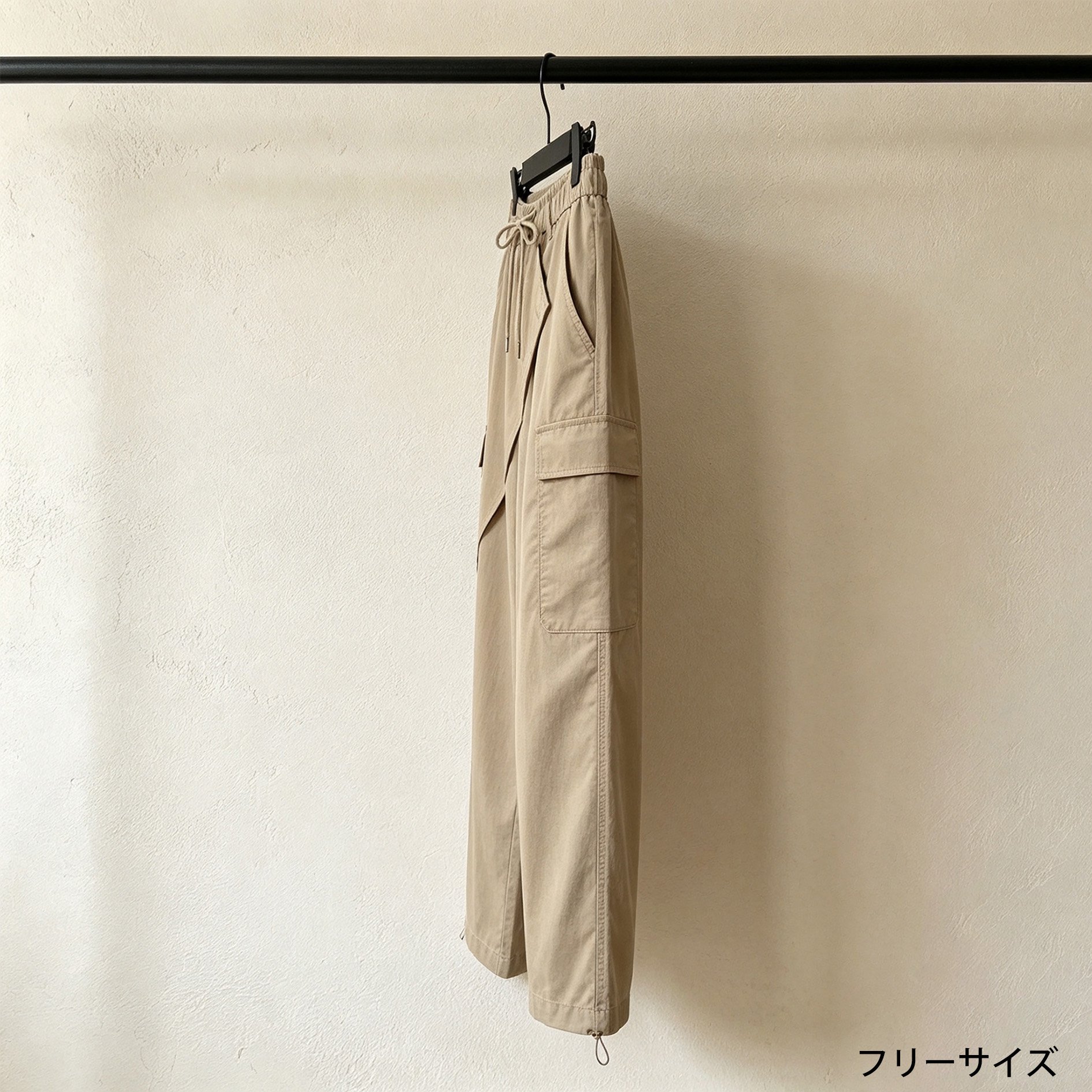 動きやすさを重視したカーキ色ワークパンツのディテール