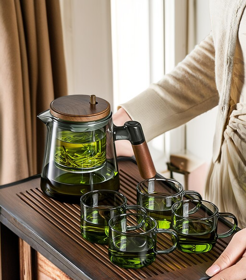 Durable and stylish glass teapot design
