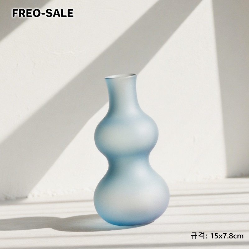모던 감성의 그라데이션 유리 꽃병 디테일