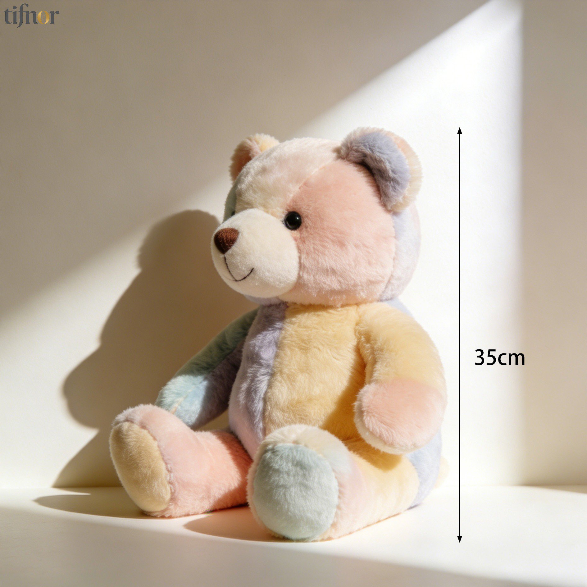 ぬいぐるみのクマを手に持ったイメージ