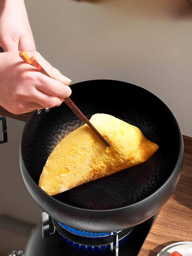 Cacerola de hierro fundido con textura martillada