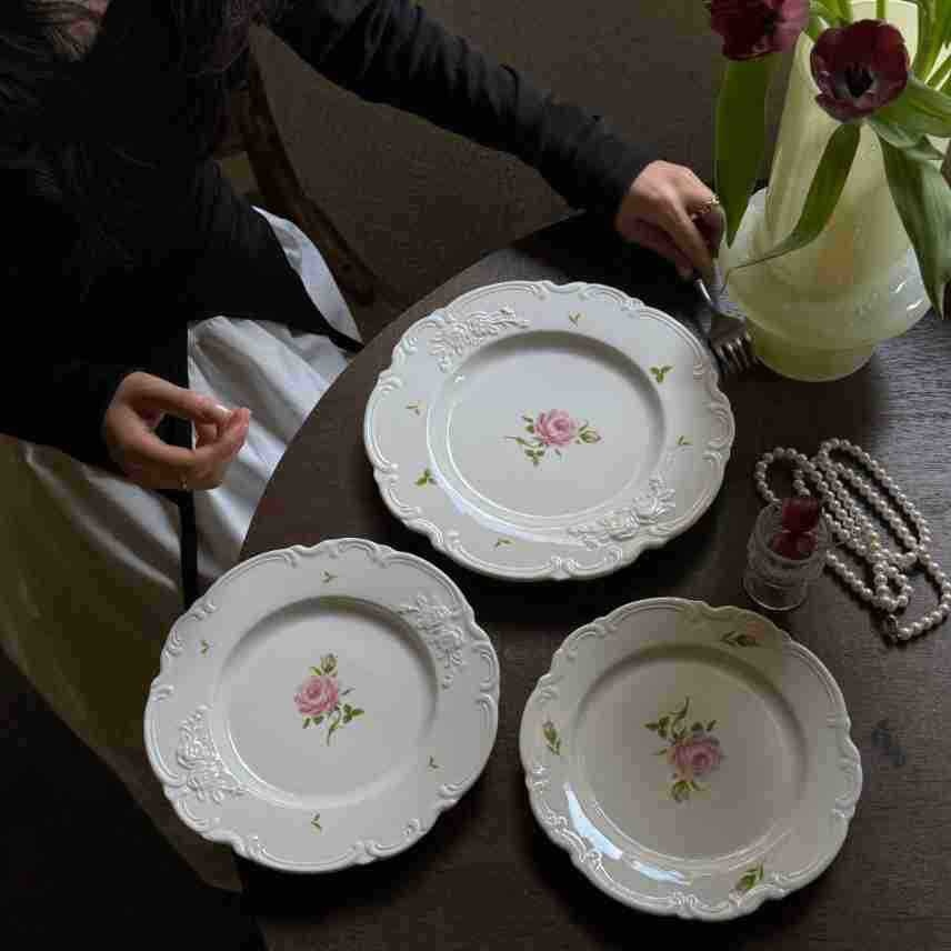 Assiette en céramique relief roses style vintage français