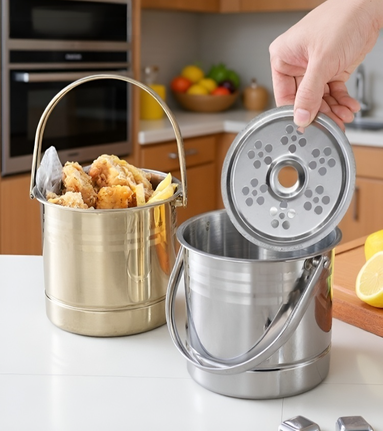 Cubo de hielo de acero inoxidable en bebida refrescante