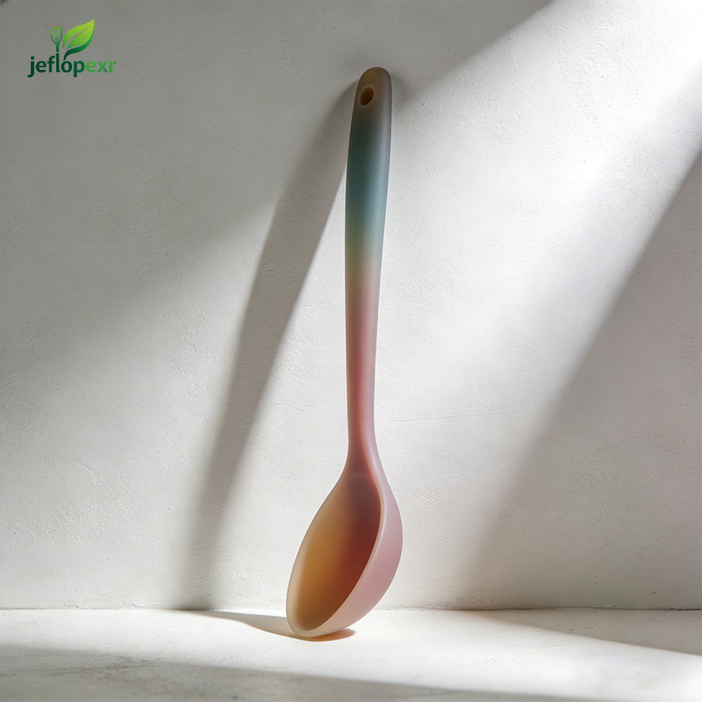 Detalle del mango extendido de las cucharas soperas de silicona