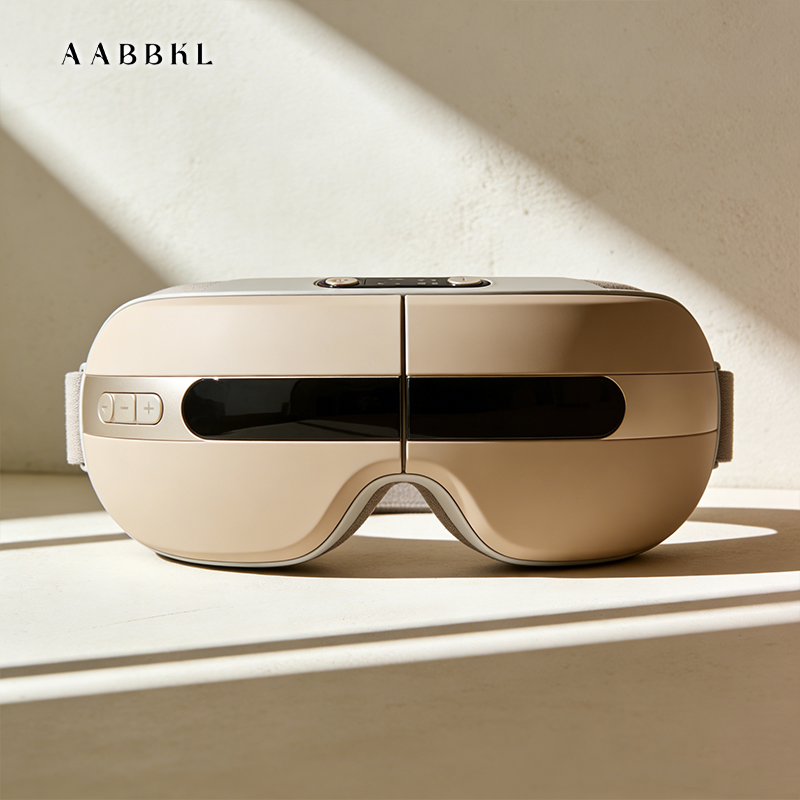 Persona usando el masajeador ocular