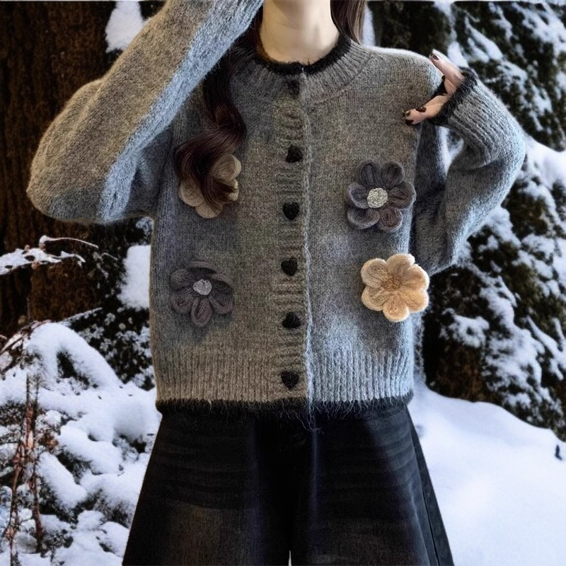 可愛い花柄とハートボタンが特徴のセーター