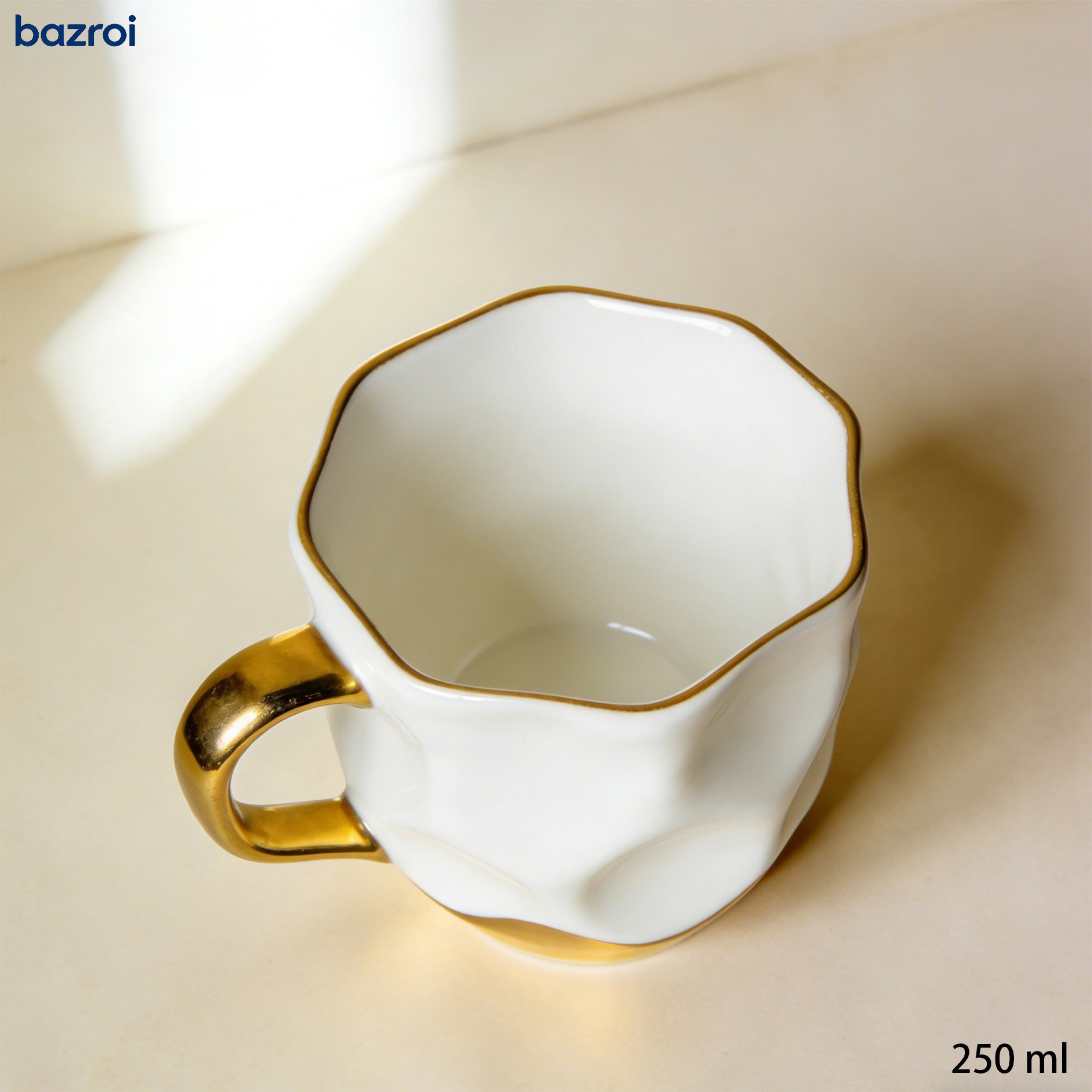 おしゃれな波模様が施されたマグカップデザイン