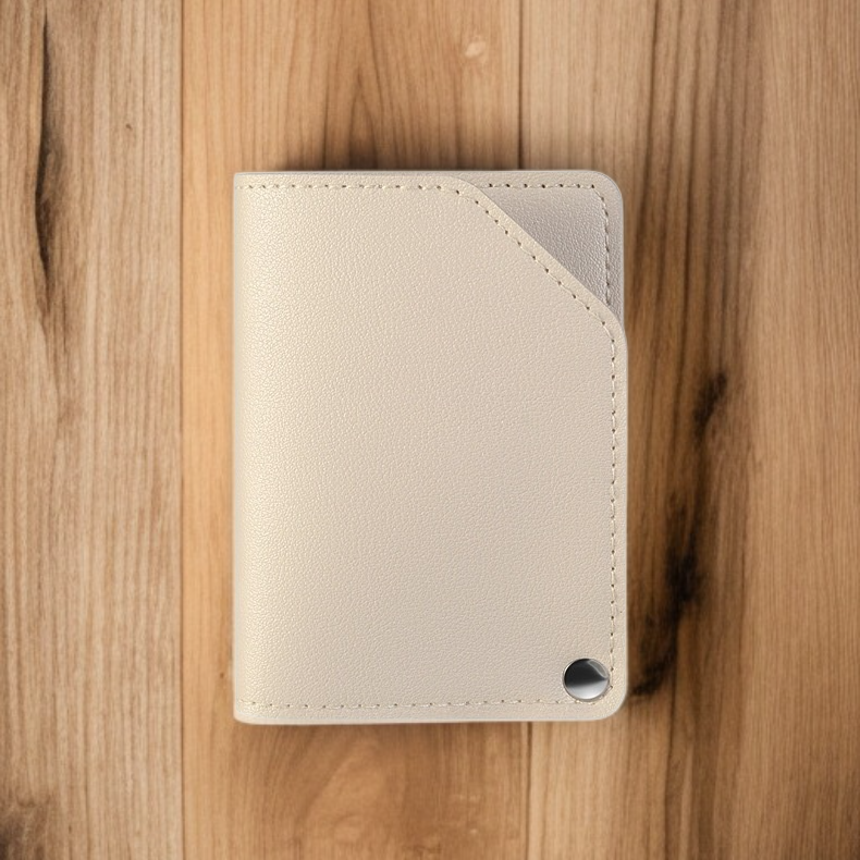 휴대용 케이스에 담긴 손톱깎이 세트