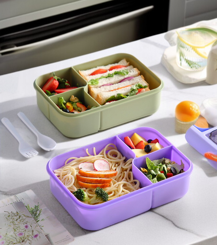 도시락통을 들고 있는 모습