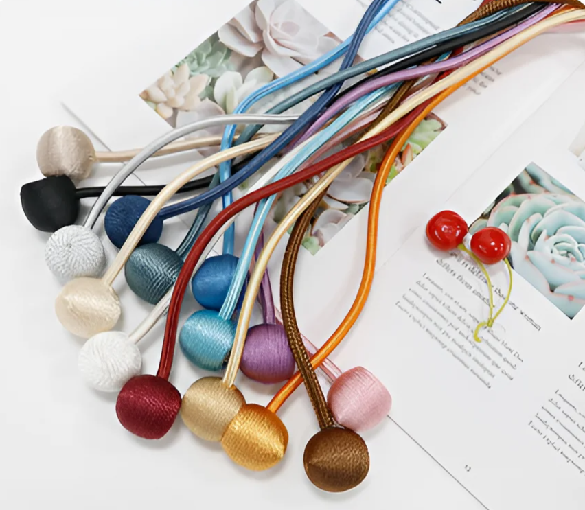 다양한 색상의 커튼 버클