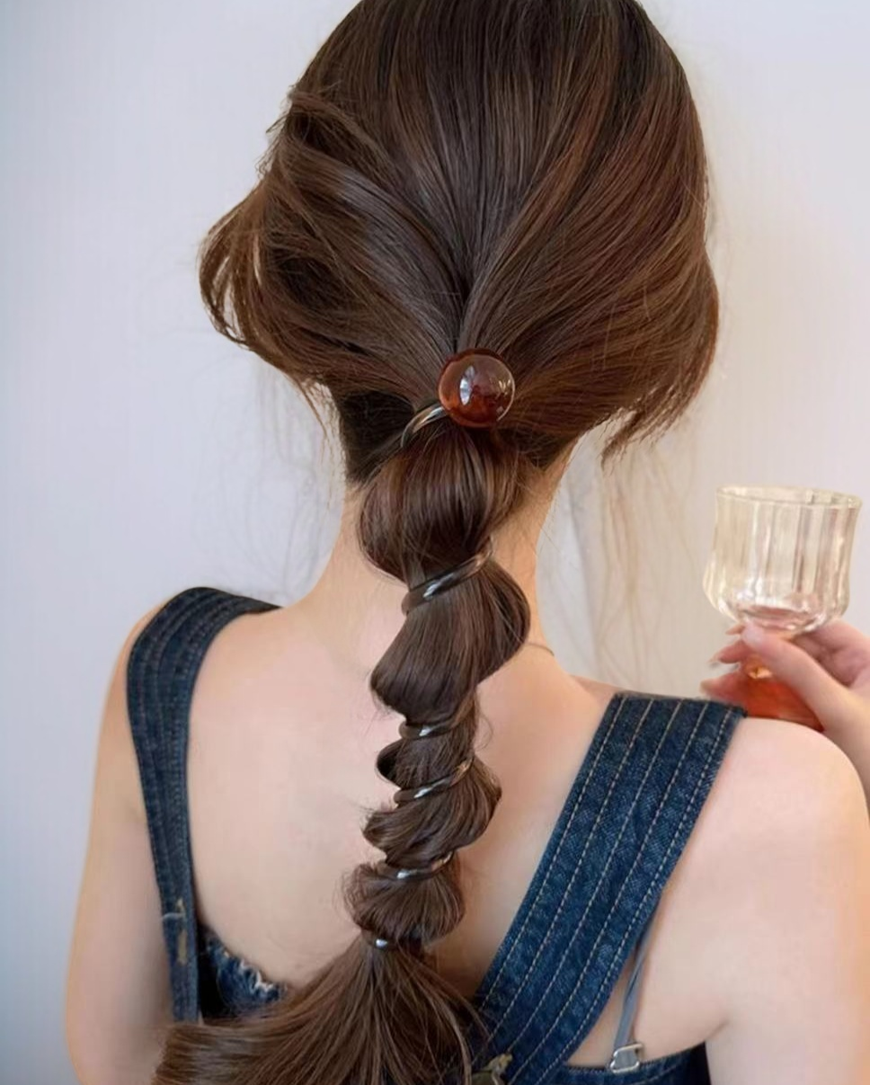 유니크한 디자인의 구슬 머리끈 클로즈업