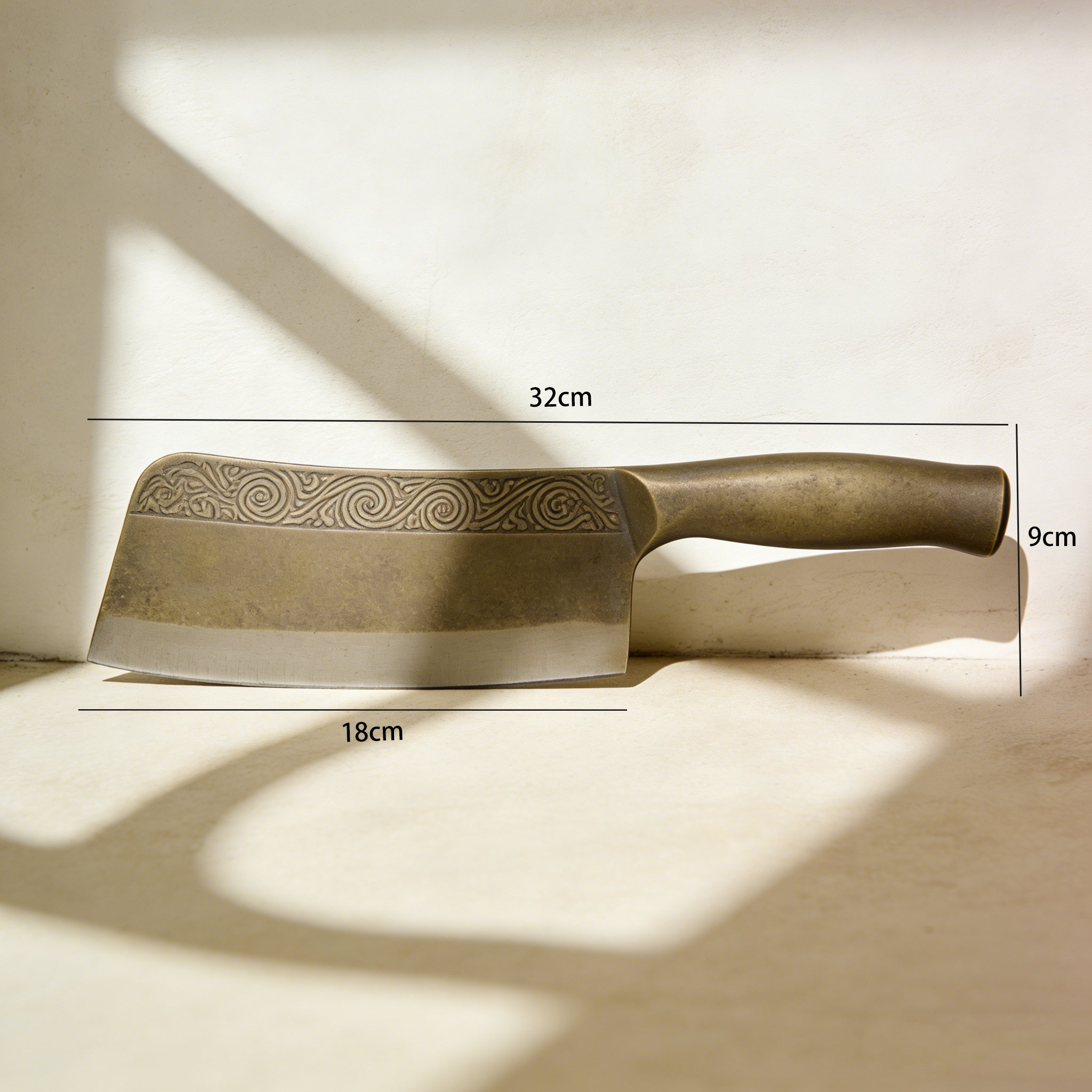 人が骨切り包丁で肉をカットしている様子