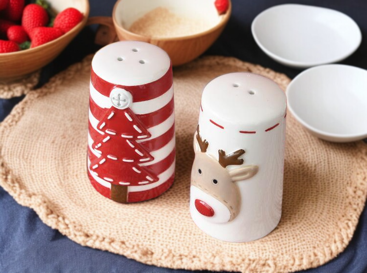 주방에 놓인 원형 도자기 조미료 병