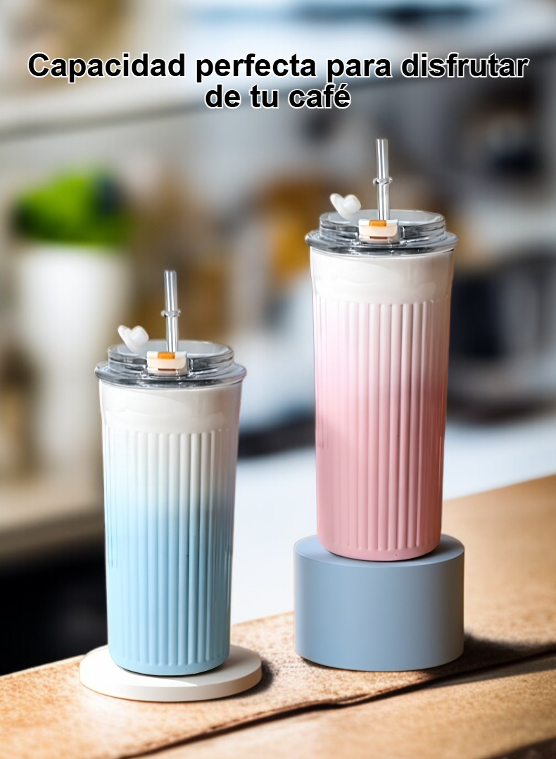 Taza de café de oficina sobre escritorio moderno