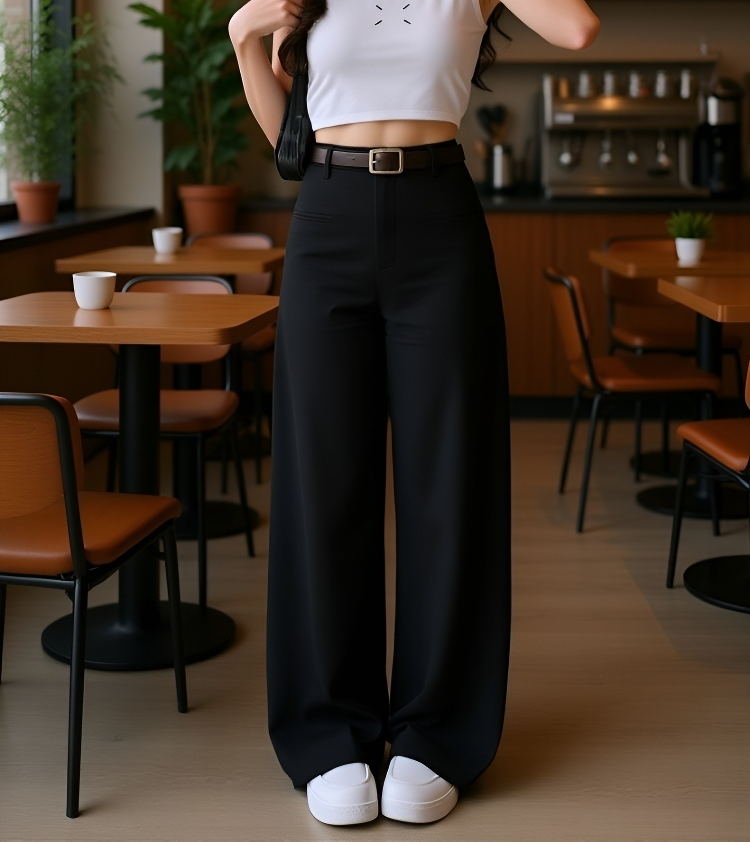 정장 바지의 곡선 디자인 디테일