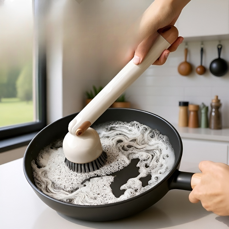 Küchen-Topfreinigungsbürste mit langem Griff in moderner Küche