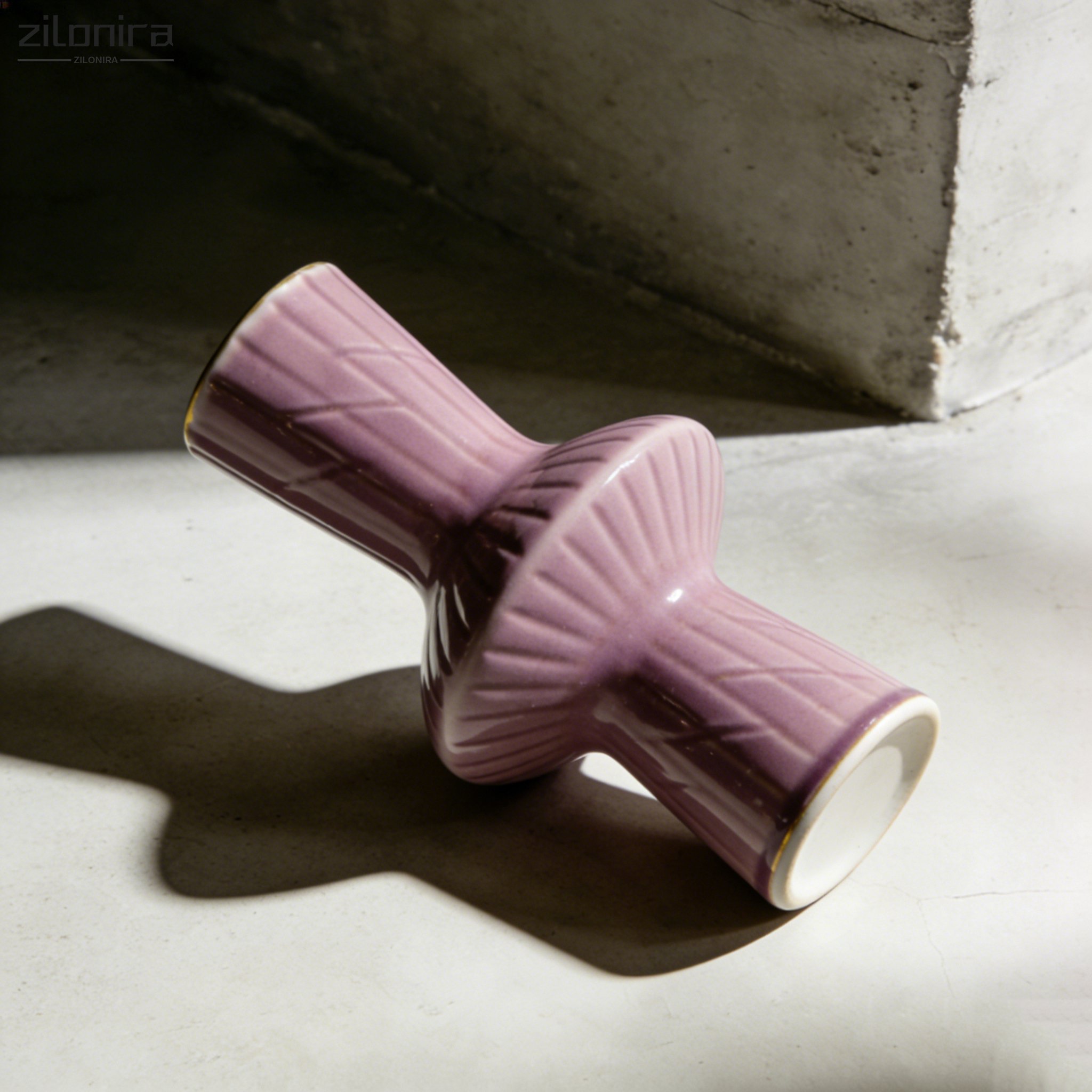 분홍색과 보라색 질감의 세라믹 화병