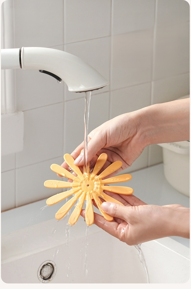 Odnímatelná podložka pod hrnec ve tvaru sedmikrásky