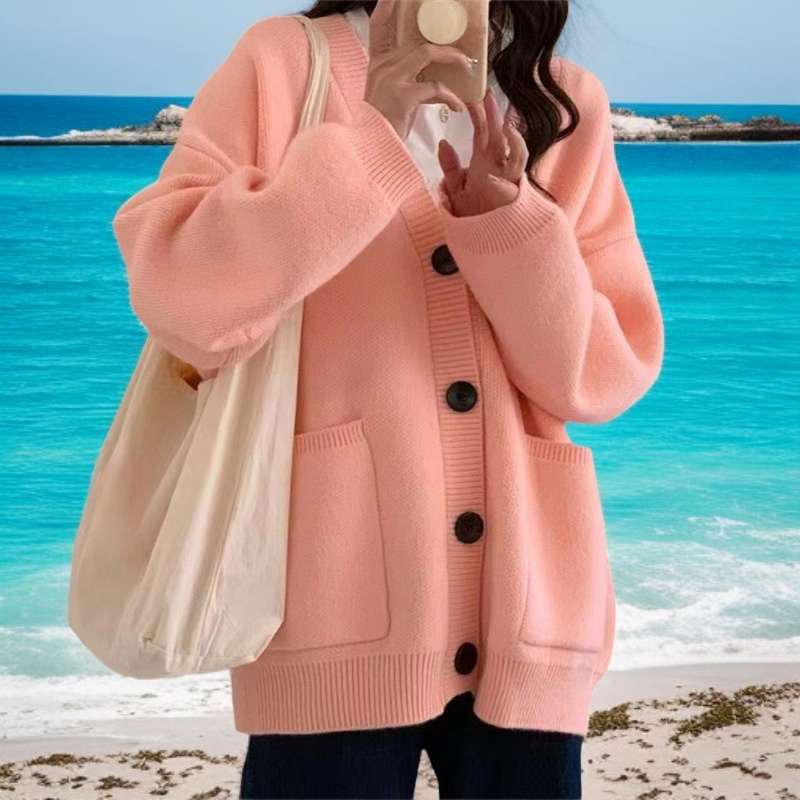 Strickjacke im College-Lazy-Style mit V-Ausschnitt