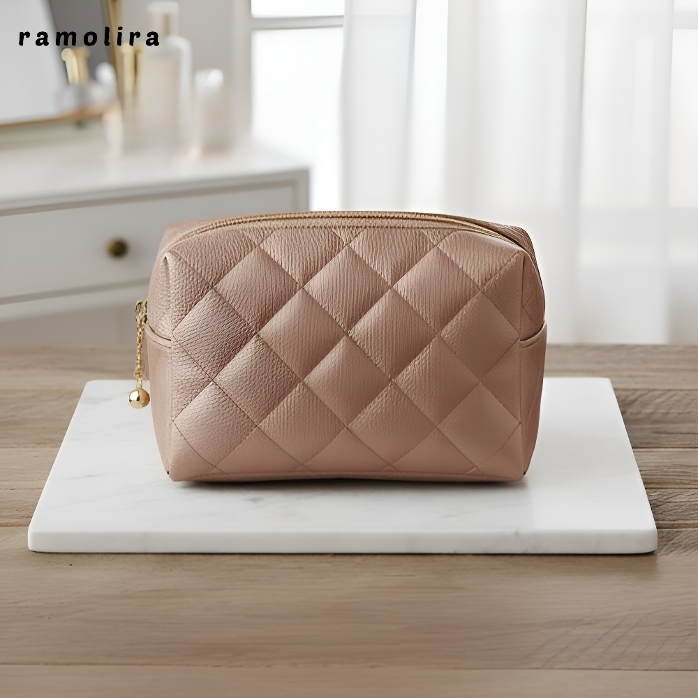 여성 휴대용 화장품 가방 내부 수납 공간