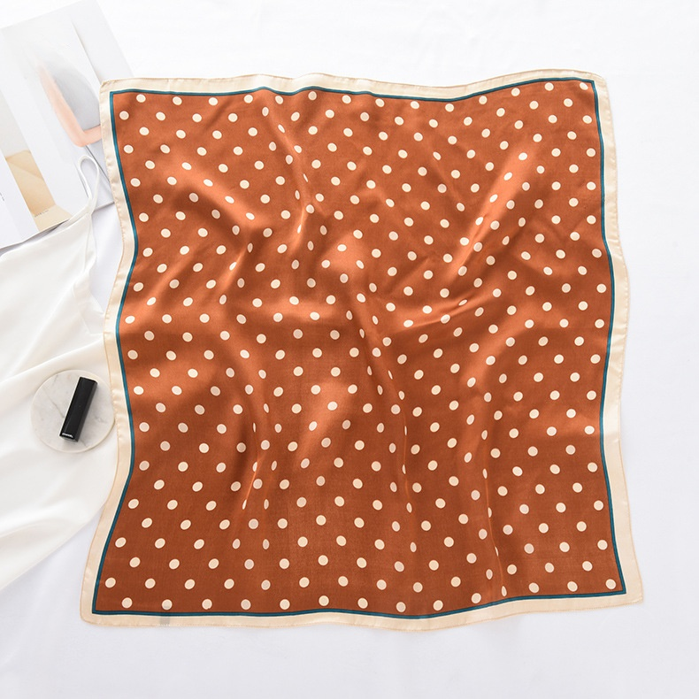 水玉模様のサテンスカーフ