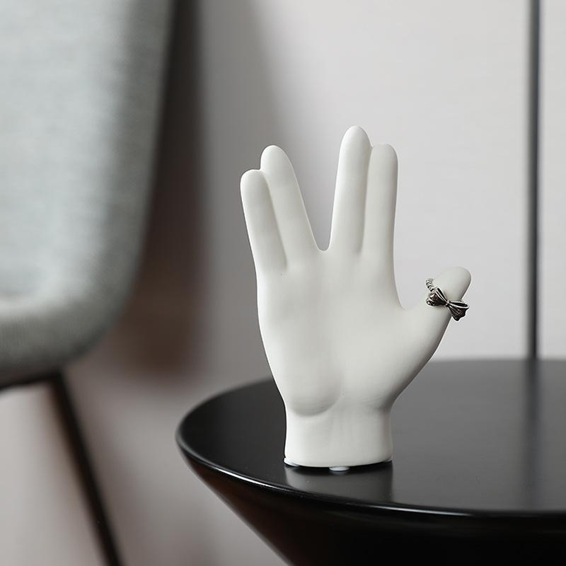 Keramik-Dekoration in Handform