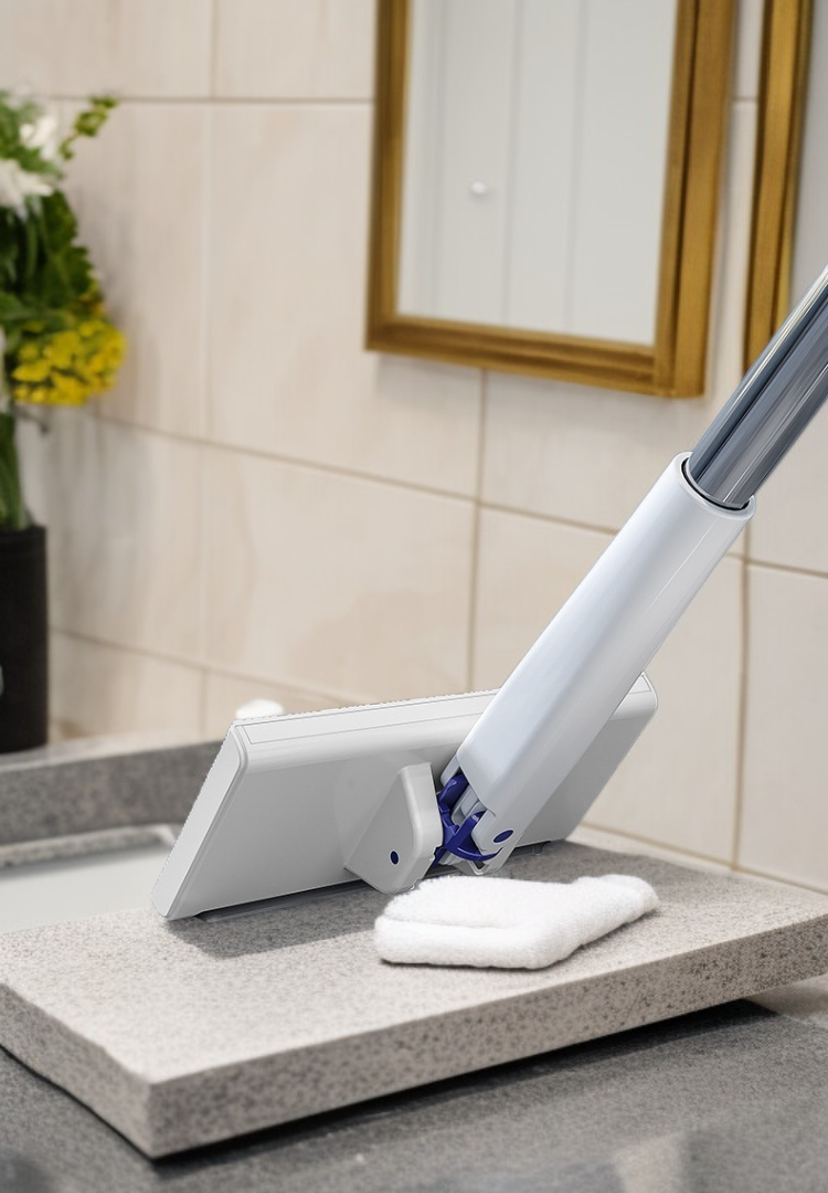 욕실 세면대 주변 청소 모습