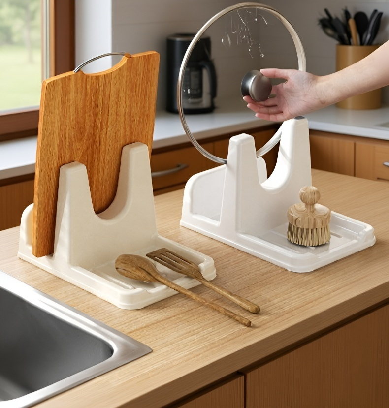 鍋蓋與廚具整齊收納於多功能架上