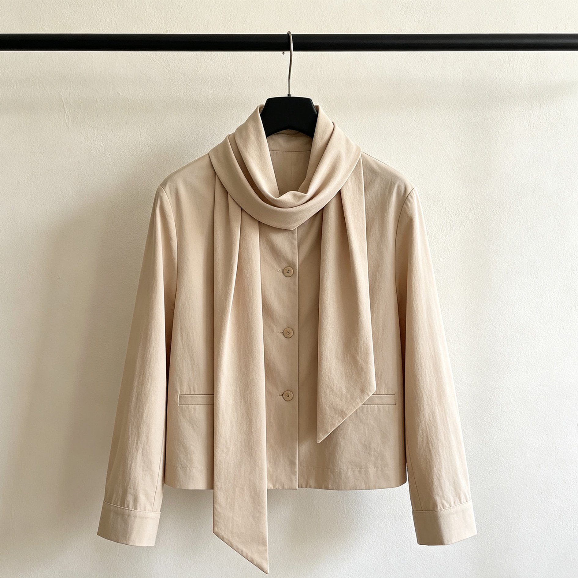 カーキ色のリボン付きショートジャケット