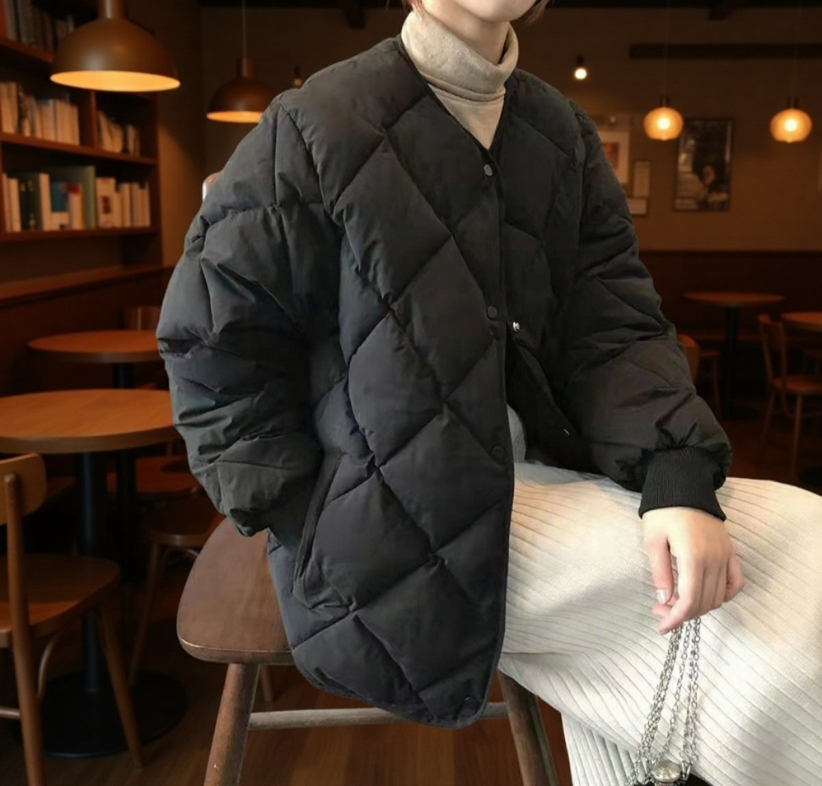 女性が着用したボタンダウン柄ノーカラーダウンジャケット