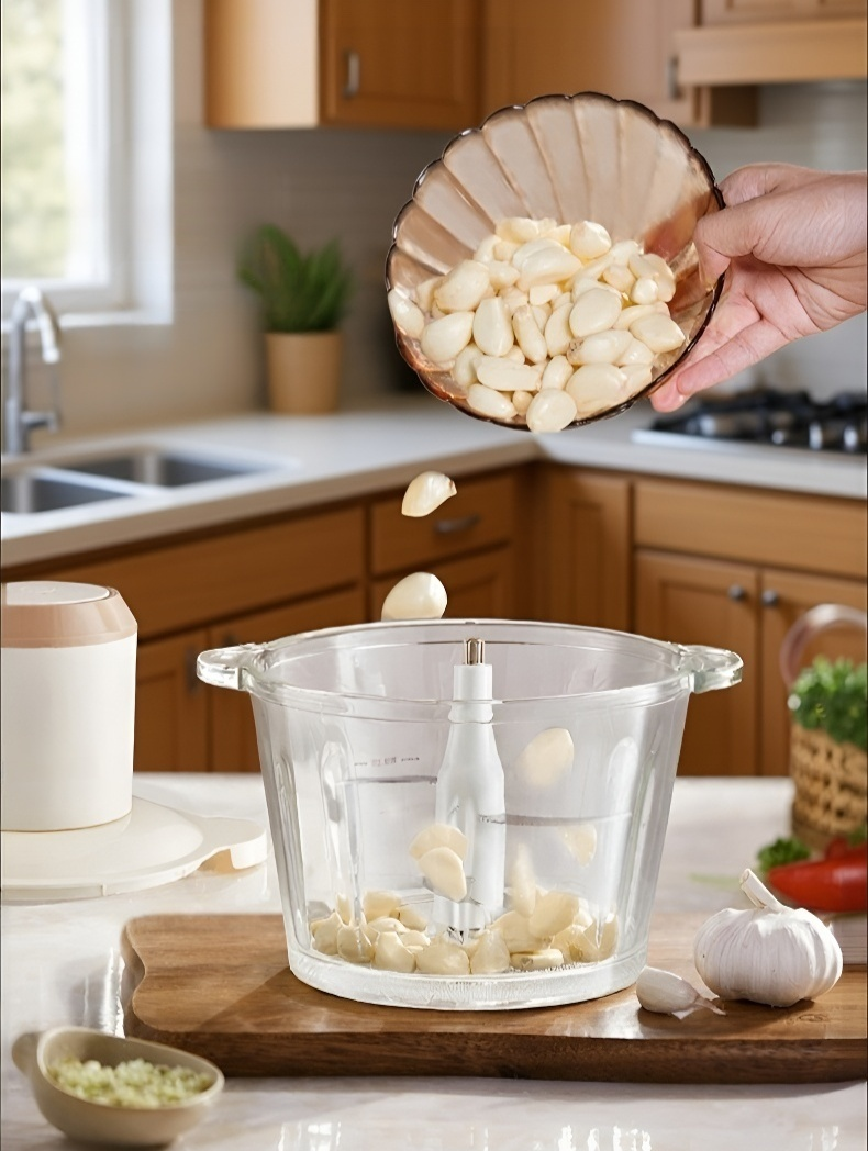 다양한 부속품이 포함된 믹서기