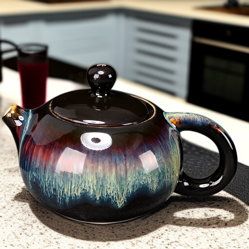 찻잔 뚜껑이 있는 단일 주전자