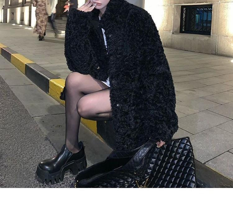 세련된 디자인의 여성용 램스울 코트