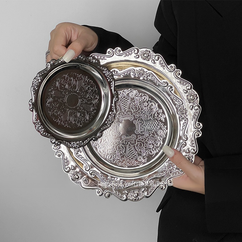 Petit plateau en métal sculpté rétro