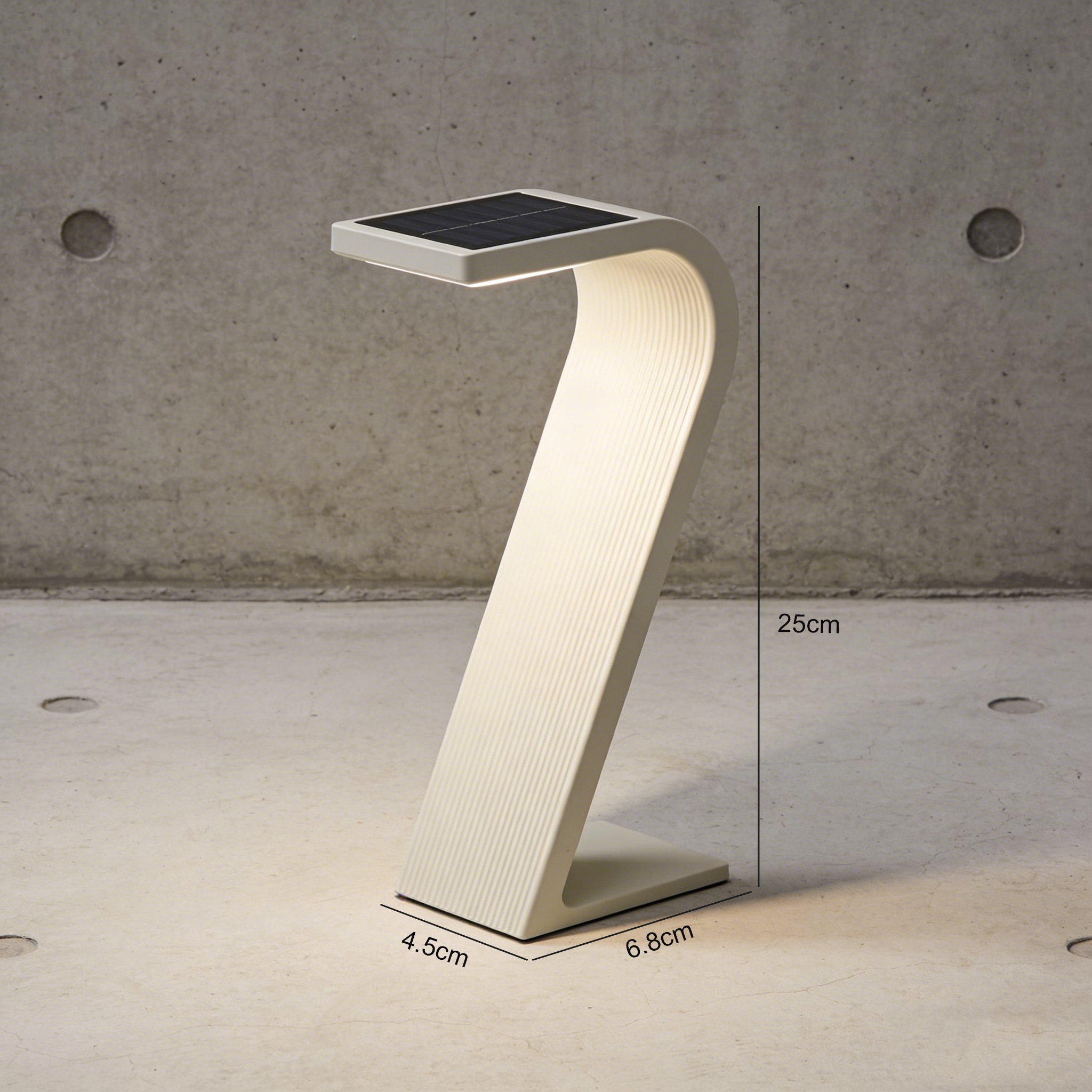 太陽光で充電中のテーブルランプ