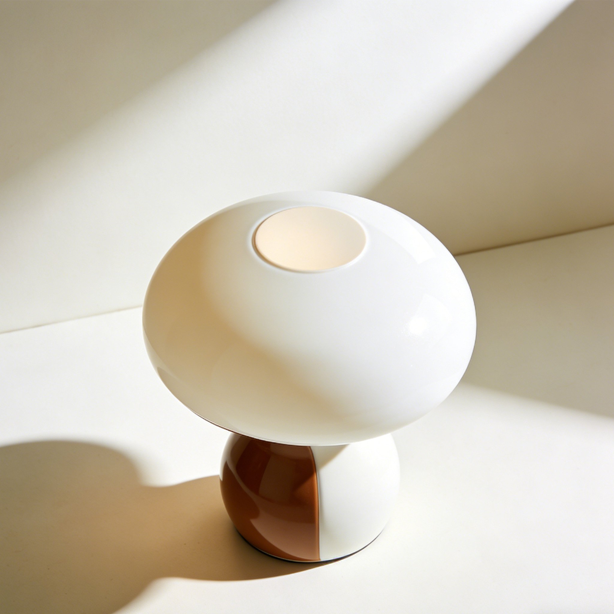 창의적인 디자인의 침대 옆 램프