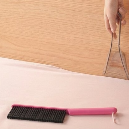 소파 위 먼지 제거하는 청소기