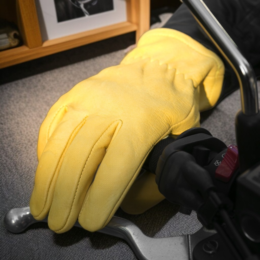 革製のバイクの手袋