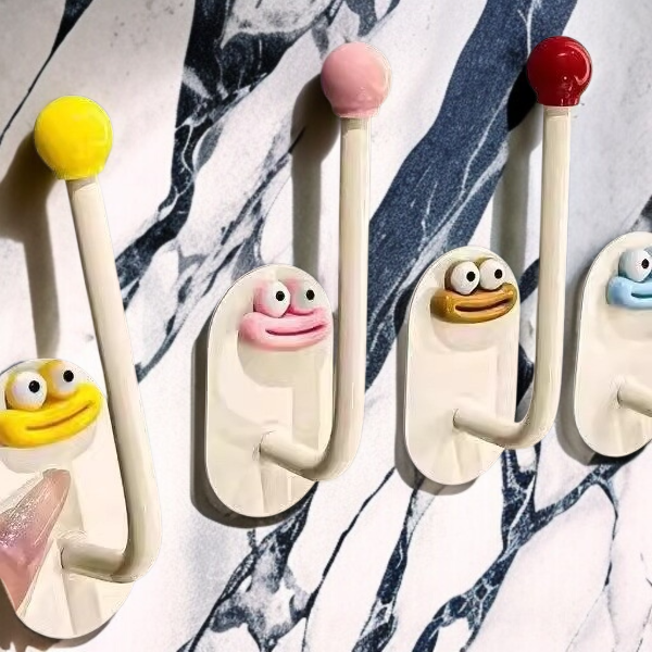 깔끔하게 정리된 헤어 액세서리와 벽걸이 후크