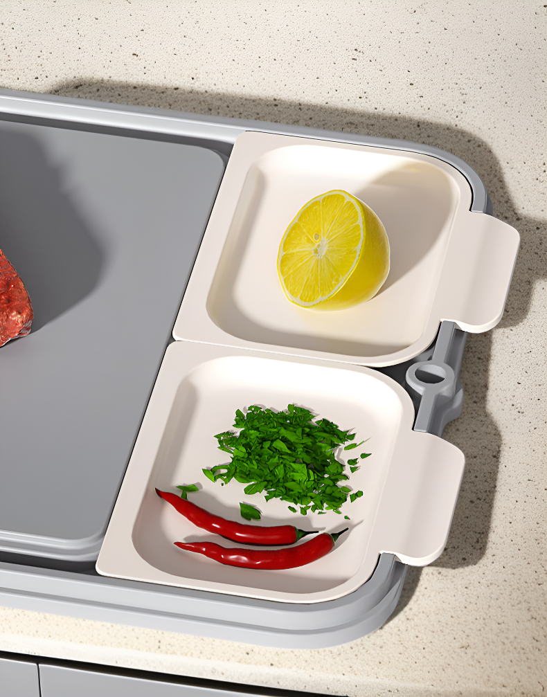 위생적인 플라스틱 도마 사용 모습