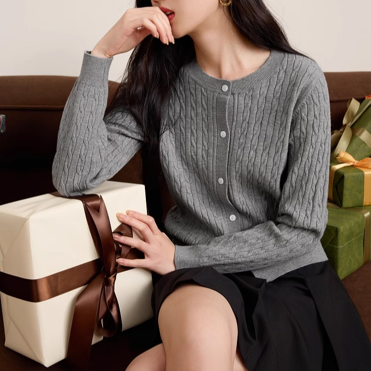 無地クルーネックセーター全体写真