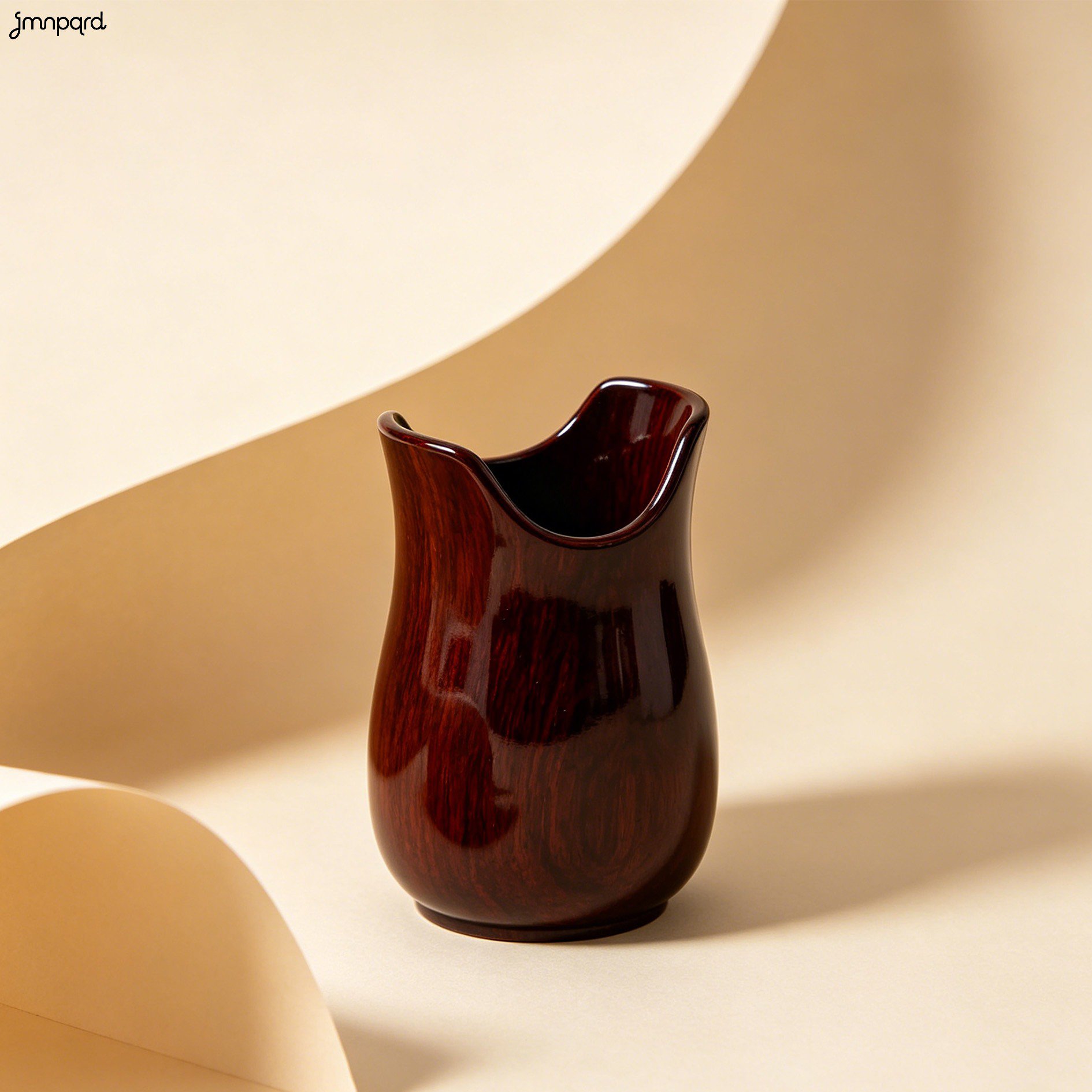 Set de 6 tazas de madera marrón oscuro en mesa de desayuno