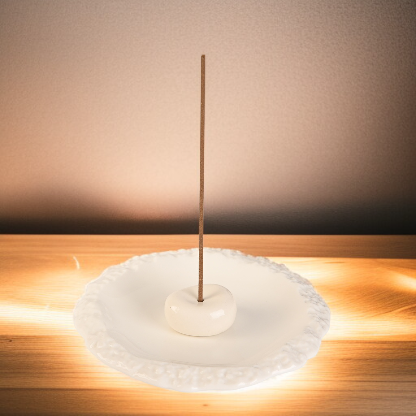 모던 공간에 어울리는 바위 패턴 향로