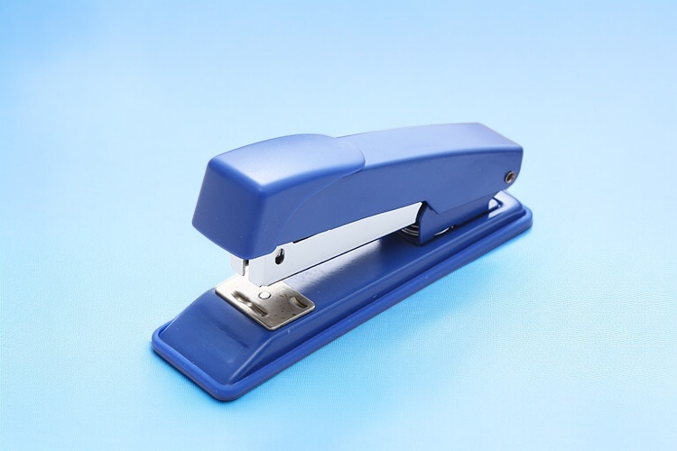 Offenes Metallheftgerät mit eingelegten Heftklammern