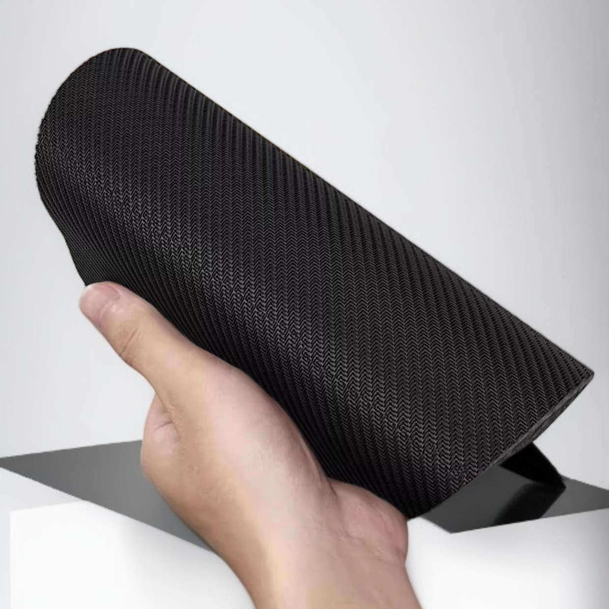 책상 위에 놓인 미끄럼 방지 손목 받침대 마우스 패드