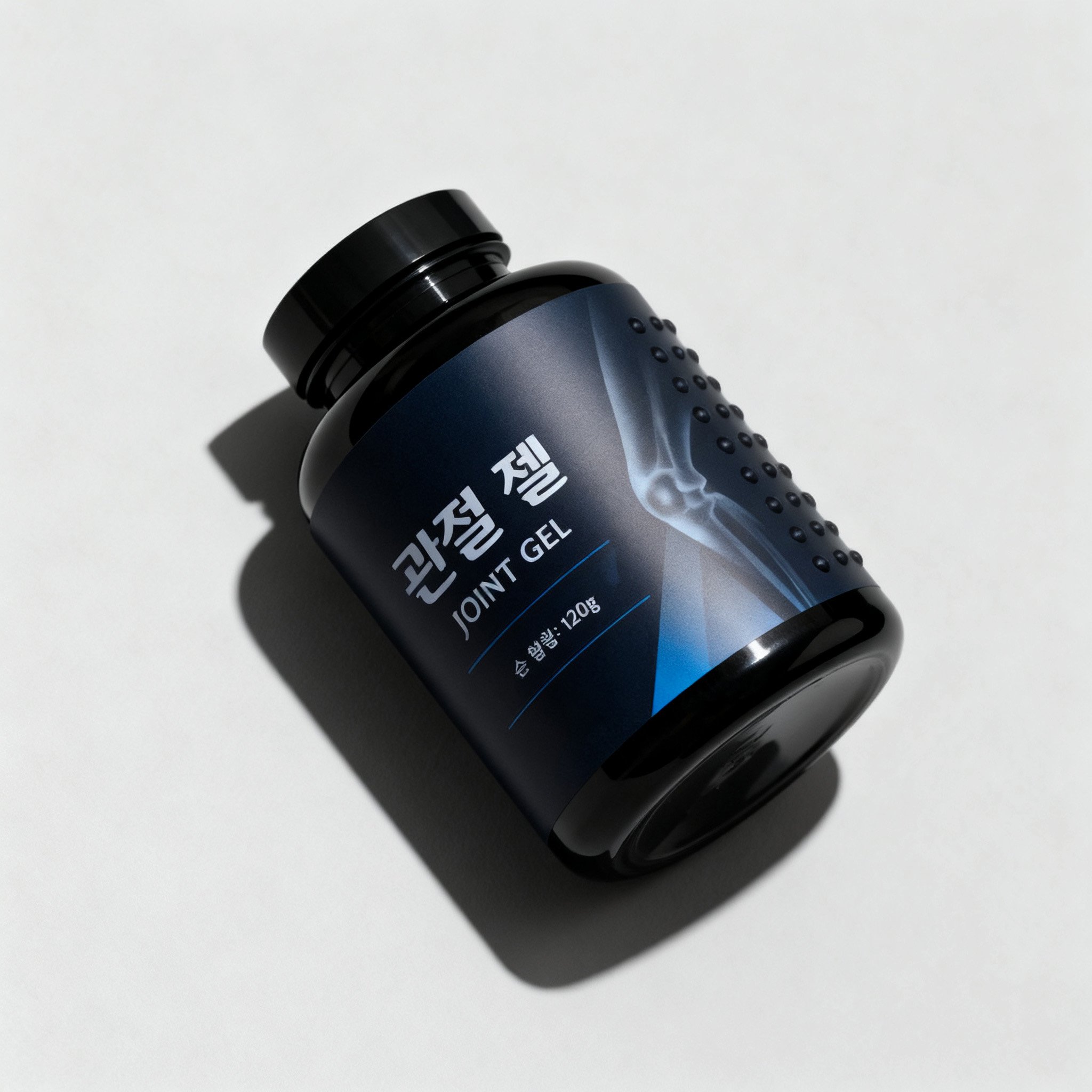 관절 젤을 손에 바르는 모습