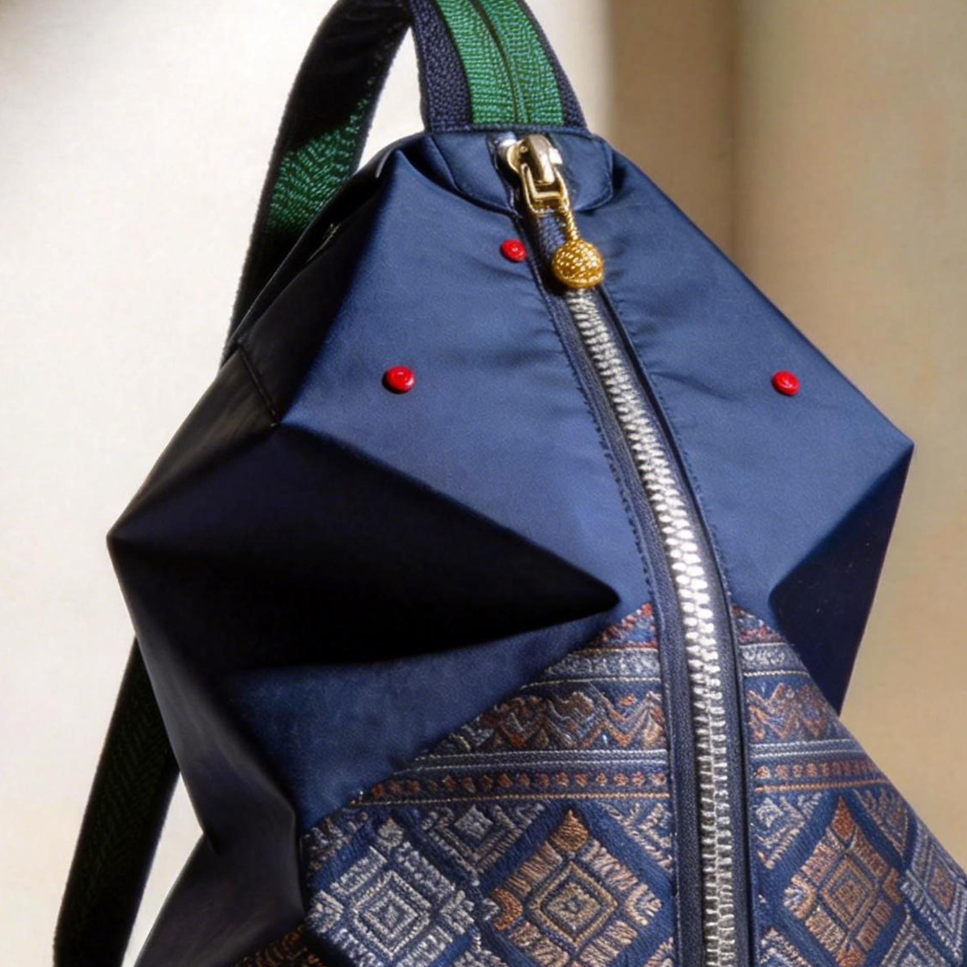 背包側袋收納空間