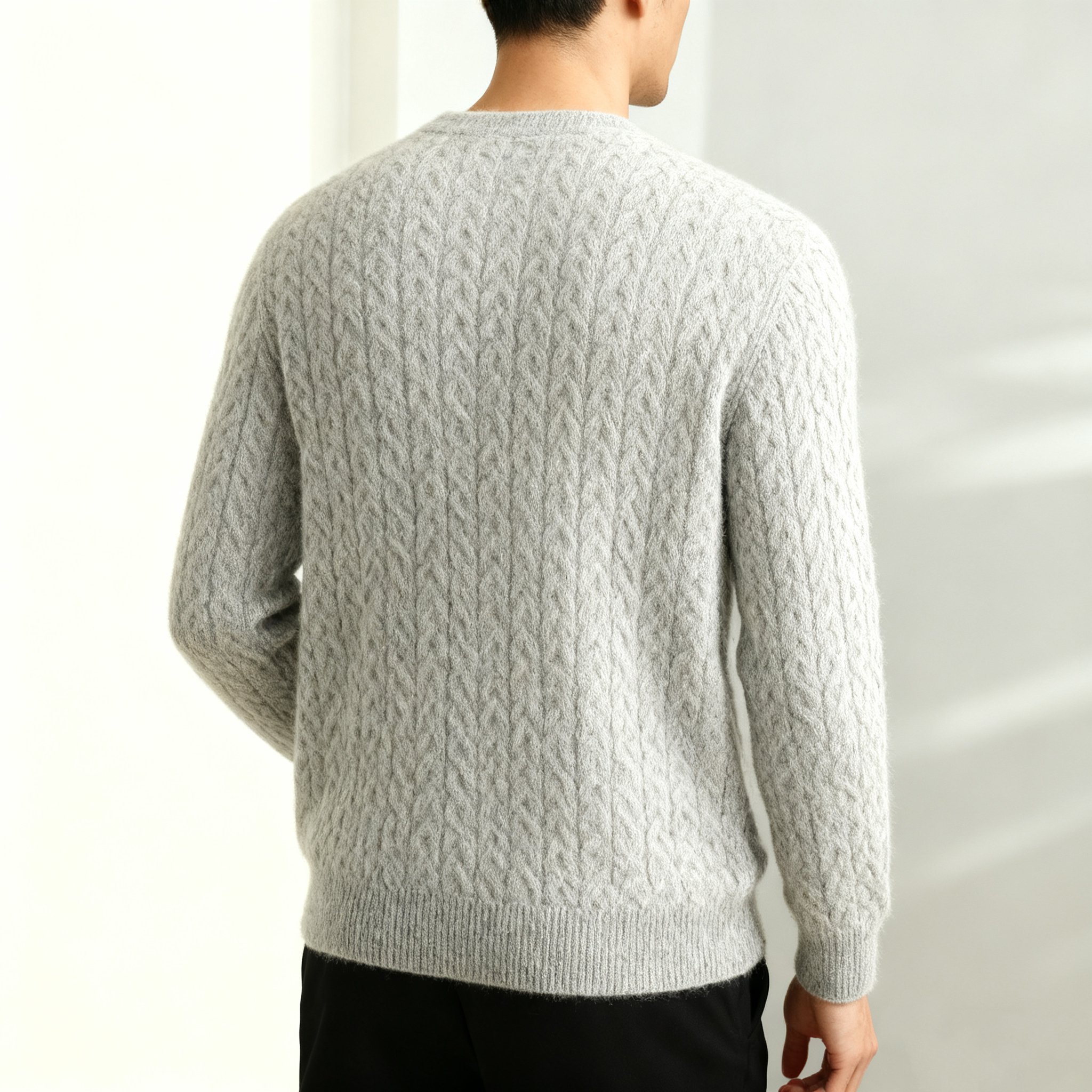 上質ウール素材のグレーセーター詳細